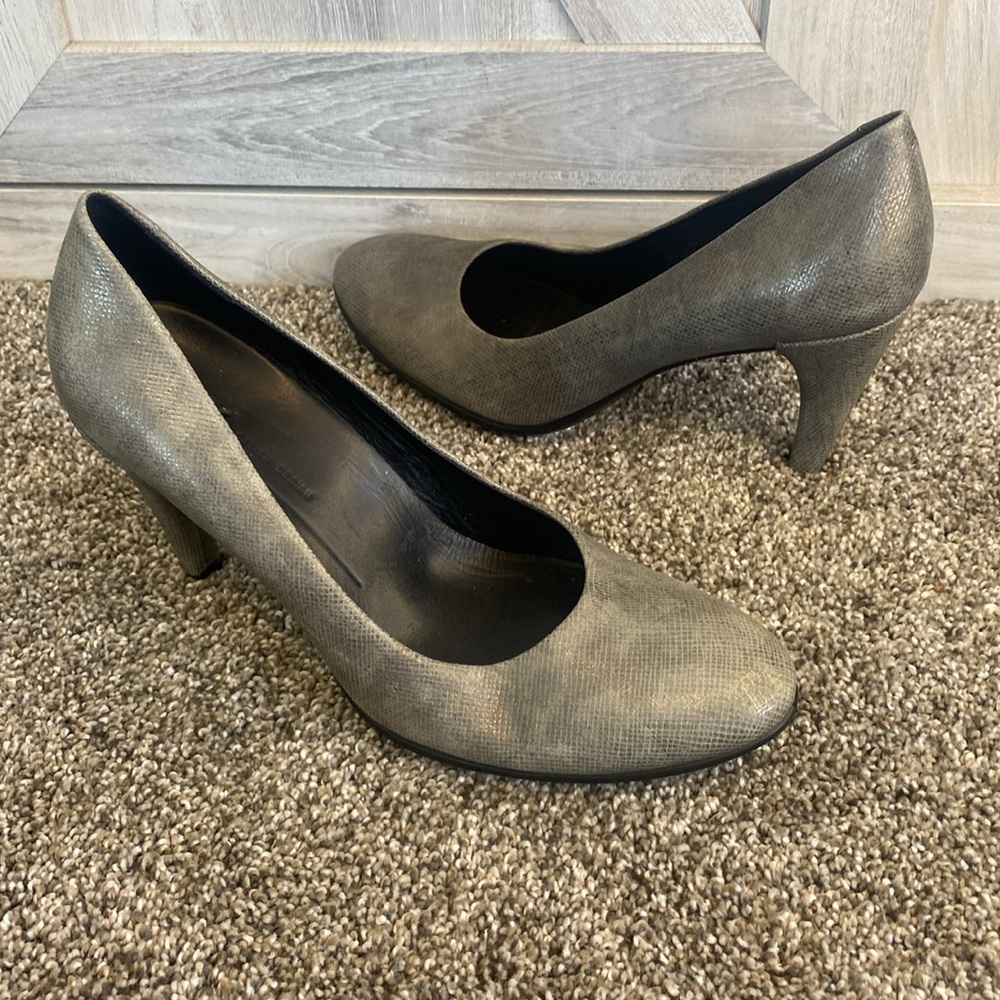 Like New! ECCO Lady's Pumps Shimmering Grey Leather Danish Design 38=7-7.5 US